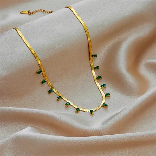 Gold_Emerald_Necklace_For_Women
